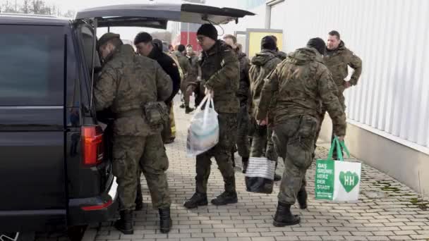 War Ukraine Soldiers Polish Territorial Defense Help Collect Humanitarian Gifts — Stockvideo