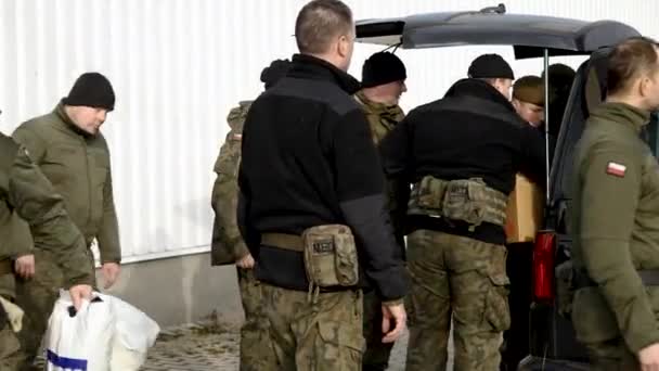 2022 Invasão Russa Ucrânia Soldados Poloneses Ajudam Descarregar Presentes Humanitários — Vídeo de Stock