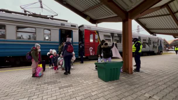 2022年俄罗斯对乌克兰的入侵造成了数百万战争难民 来自乌克兰的火车即将到达的普里泽米尔火车站 — 图库视频影像