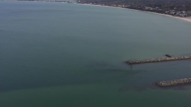 纽约长岛皮孔河上的空中景观 在阴天里 无人驾驶相机卡车在水面上左倾右倾 缓缓地暴露了新诺克运河的土地和入口 — 图库视频影像