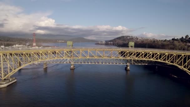 Ironworkers Memorial Köprüsü Second Narrows Demiryolu Üzerinde Yükselen Hava Ileri — Stok video