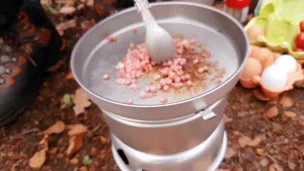 Close Zooming Camping Pan Bacon Cubes Stirred Metal Spoon — Vídeo de stock