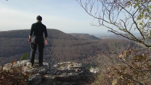 Panoramic View Man Walking Cliff Slow Motion — Video Stock