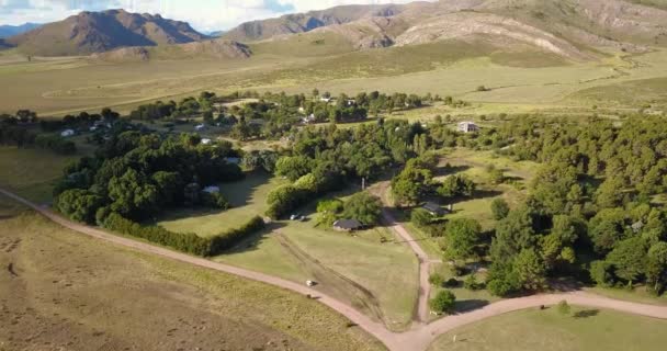Vista Aerea Del Piccolo Villaggio Con Fogliame Verde Paesaggio Montano — Video Stock