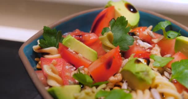 Close View Nutritious Pasta Salad Tomato Avocado Peppers Nuts Balsamic — Vídeos de Stock