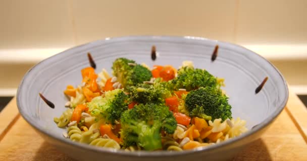 Balsamic Veggie Pasta Bowl Balsamic Vinegar Drips Dolly Shot — Video Stock