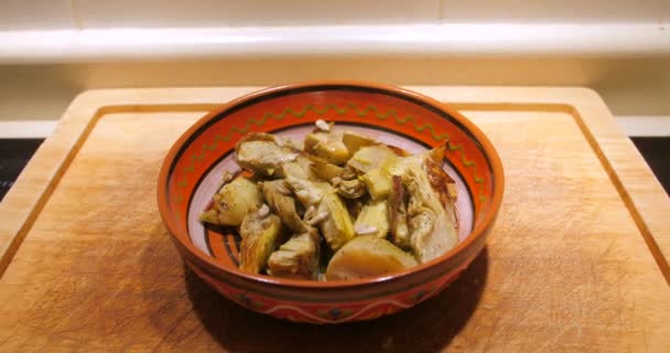 Close Overview Sauteed Artichoke Pieces Ready Served Bowl Kitchen Decorative — Vídeo de Stock