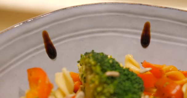 Fusilli Pasta Sauteed Vegetables Served Bowl Drops Balsamic Sauce Макро — стокове відео