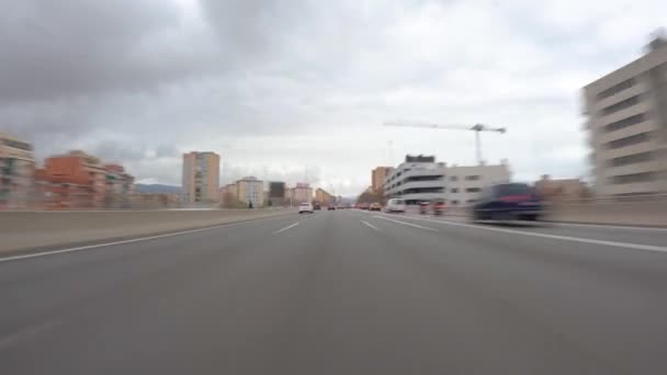 スペインのバルセロナ高速道路を車で走っていますフロントに設置された高速カメラC32ロンダ ダルト — ストック動画