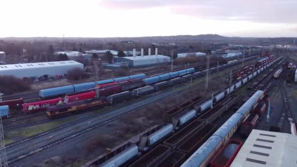 Vista Aerea Sunrise Lunghi Binari Ferroviari Con Carrelli Locomotive Diesel — Video Stock