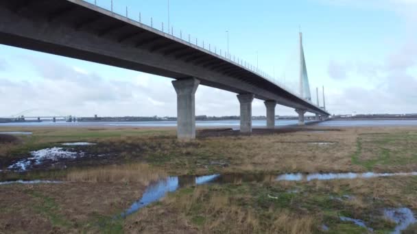 Mersey Gateway Landmark Toll Bridge Low Tide River Marshland Aerial — ストック動画