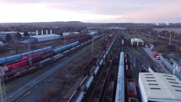 Sunrise Aerial View Long Railroad Tracks Heavy Diesel Locomotive Carriages — Vídeo de stock