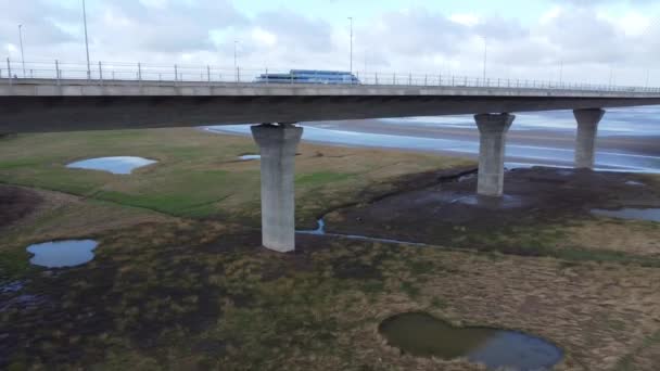 Mersey Gateway Landmark Toll Bridge Low Tide River Marshland Aerial — Stok video