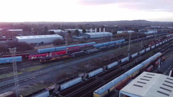 Zonsopgang Luchtfoto Van Lange Spoorlijnen Met Zware Diesel Locomotief Rijtuigen — Stockvideo