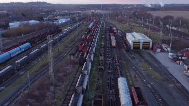 Sunrise Aerial View Long Railroad Tracks Heavy Diesel Locomotive Carriages — Vídeos de Stock