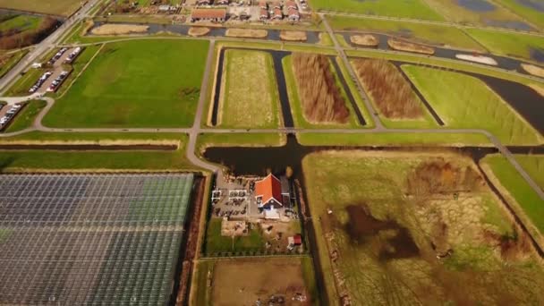 Воздушный Поворот Вверх Вид Сельскохозяйственные Теплицы Полях Выявить Роттердам Skyline — стоковое видео