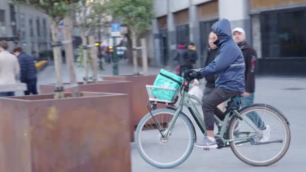 Deliveroo Rider Прибуває Mcdonald Pick Fast Food Orders Downtown Брюссель — стокове відео