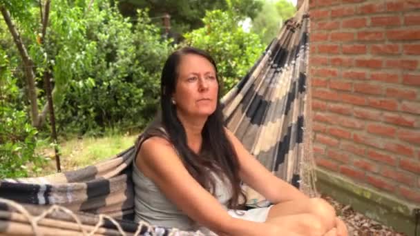 Mulher Caucasiana Casa Dos Anos Relaxar Numa Rede Balanço Fora — Vídeo de Stock