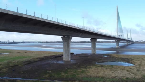 Mersey Gateway Landmark Toll Bridge Low Tide River Marshland Aerial — Vídeo de Stock