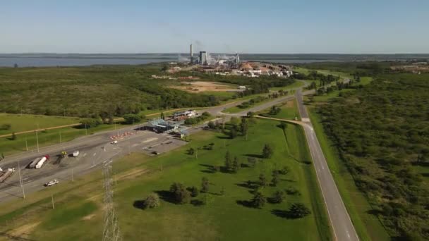 Entrada Fábrica Papel Fray Bentos Paisaje Circundante Uruguay Aumento Aéreo — Vídeos de Stock