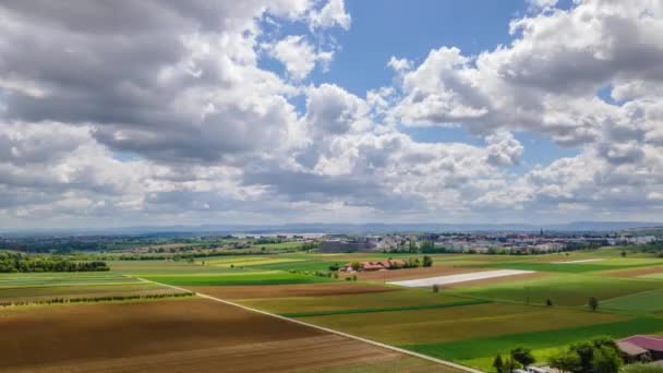 Hiperlapso Aéreo Con Muchas Nubes Día Soleado Sobre Campos Verdes — Vídeo de stock