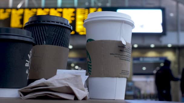 Group Disposal Cups Table Kings Cross Train Station Bokeh Background — Stok video