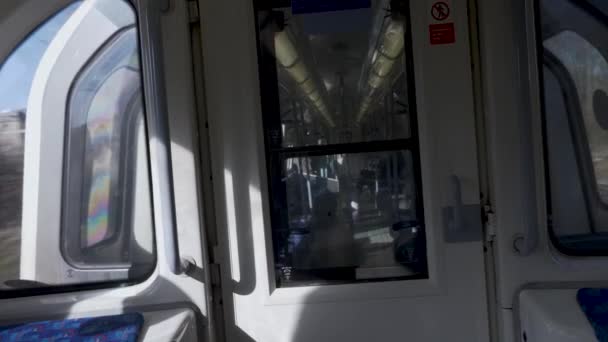 千禧线列车内的内景透过门向下一班车厢内张望 手持射击 — 图库视频影像
