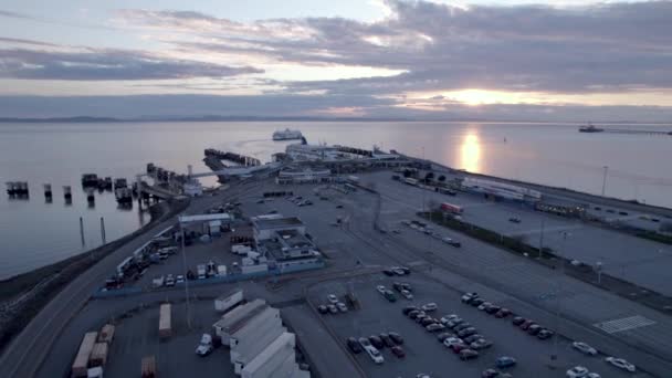 Drone Volare Sopra Parcheggio Terminal Dei Traghetti Con Vista Panoramica — Video Stock