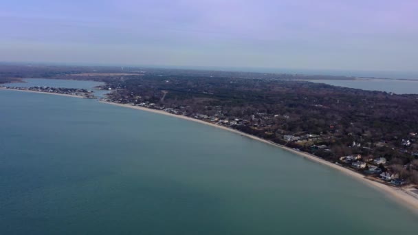 ロング島のメッシャットビーチを見るペコニック川の上の高い角度の眺め カメラトラックの右側には シンネック湾と大西洋を見るのに十分な高さ 曇り空の日 — ストック動画