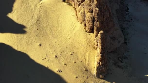 Vue Aérienne Autour Homme Marchant Vers Hautes Falaises Ula Arabie — Video