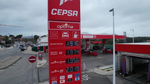 Atrás Posto Gasolina Com Preços Elevados Combustível Devido Guerra Num — Vídeo de Stock