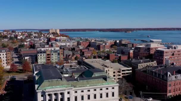 Drone Vliegen Door Het Centrum Van Portland Maine Naar Oceaan — Stockvideo