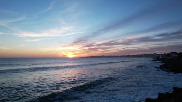 Volando Alrededor Una Chica Mirando Atardecer Cascais Portugal — Vídeo de stock