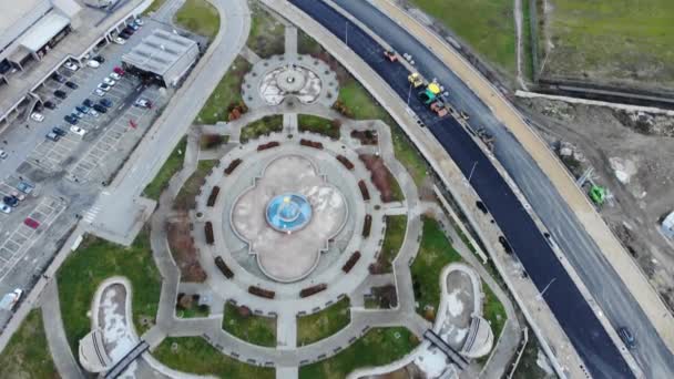 Flygfoto Över Skopje Fantastisk Symmetrisk Trädgård Och New Highway Uppbyggnad — Stockvideo