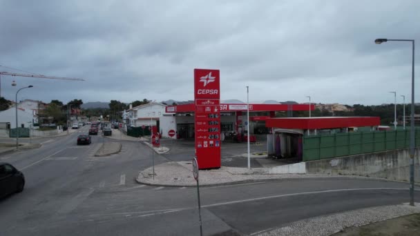 曇りの日のポルトガルでの戦争のため燃料価格が高いガソリンスタンドで飛ぶ — ストック動画