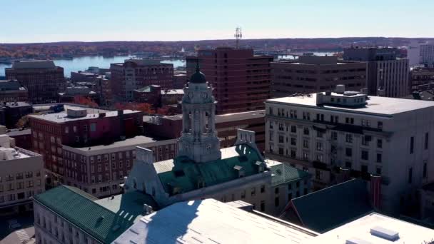 环绕着波特兰市政厅飞行的无人机 背景是海洋 — 图库视频影像