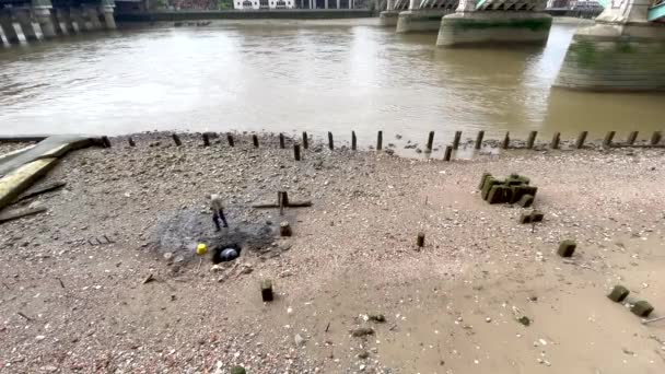 Mudlarks London Mudlark Someone Who Scavenges River Mud Items Value — стоковое видео