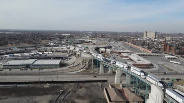 Convoy Trucks Slowly Driving Ambassador Bridge Cross Usa Canada Border — Stok video