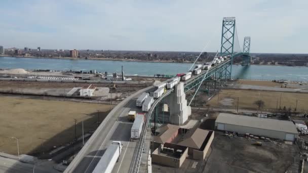 アメリカ カナダの国境を通過するために大使橋を渡って運転トラックの無限のライン 空中風景 デトロイトミシガン州 — ストック動画
