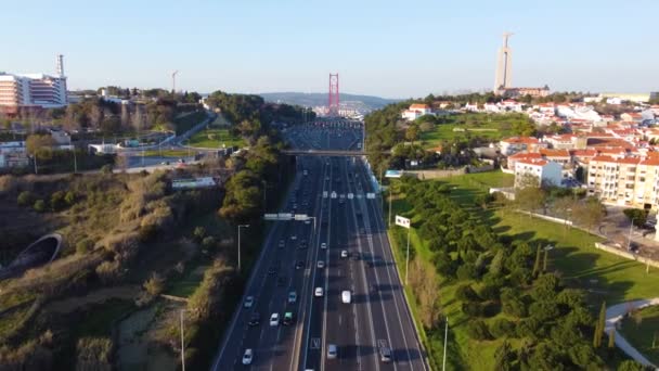 Drohnenschuss Fliegt Rückwärts Über Eine Autobahn Mit Lissabon Hintergrund — Stockvideo