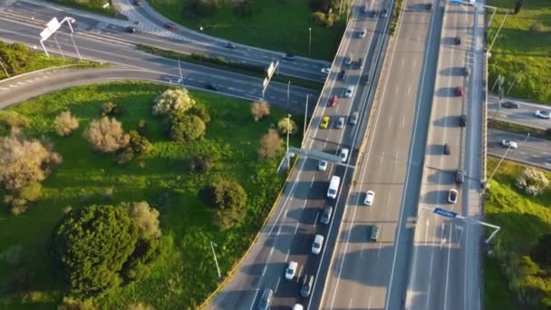 Drone Shot Starting Low Panning Right Highway Revealing Big City — Stock video