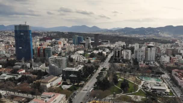 都市中心部上空のドローンの視点からのティラナのスカイラインのシネマティックビュー — ストック動画
