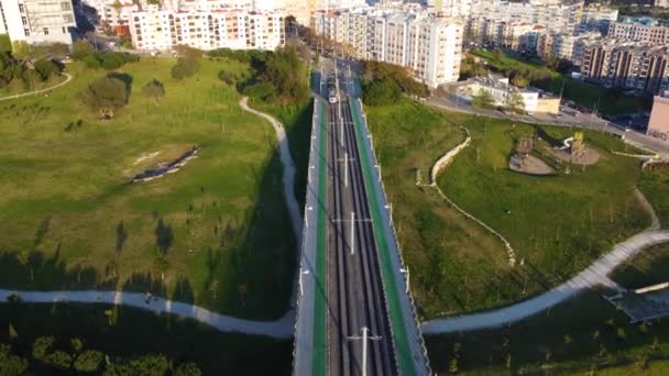 Drohnenschuss Fliegt Über Eine Bahn Während Sie Eine Brücke Überquert — Stockvideo