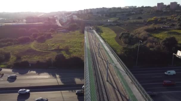 Δυναμικό Drone Shot Μιας Γέφυρας Πάνω Από Έναν Αυτοκινητόδρομο Που — Αρχείο Βίντεο