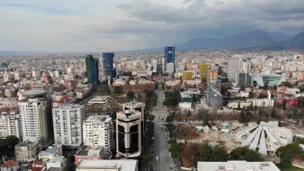 Drohnen Blick Auf Das Stadtzentrum Von Tirana Einem Bewölkten Tag — Stockvideo