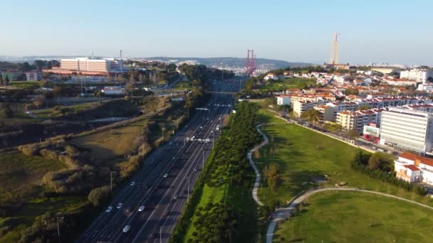 无人机在通往里斯本著名的4月25日大桥的高速公路上盘旋 — 图库视频影像
