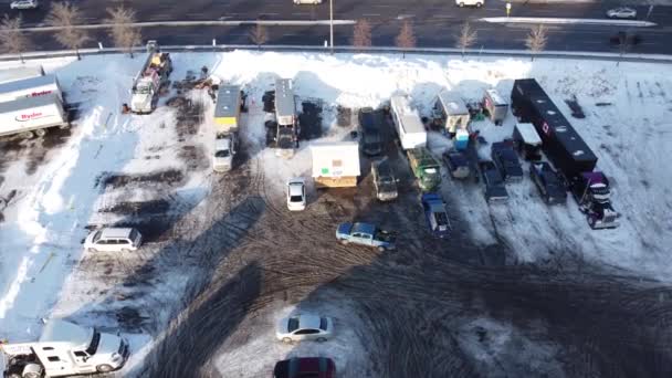 カナダのオンタリオ州オタワで午前中に高速道路の横にある自由輸送基地キャンプとして機能する冷凍駐車場 — ストック動画