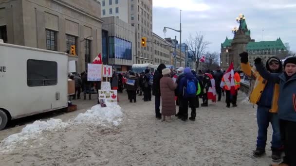 Protesta Calle Ottawa Manifestación Del Convoy Libertad Banderas Canadienses Movimiento — Vídeos de Stock