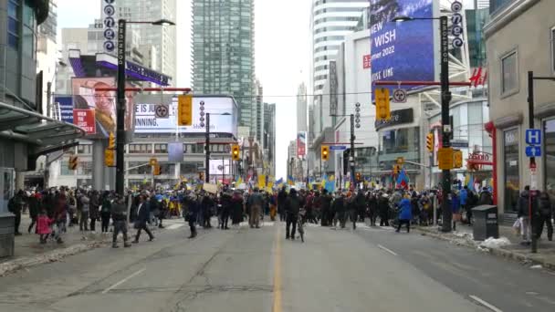 Downtown Intersection Packed Pro Ukraine People Protesting Russian Invasion Toronto — Stock Video