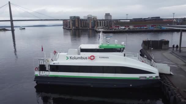 来自挪威I公司的名为Fjordsol的高速客运快艇与挪威斯塔万格的码头并排 — 图库视频影像